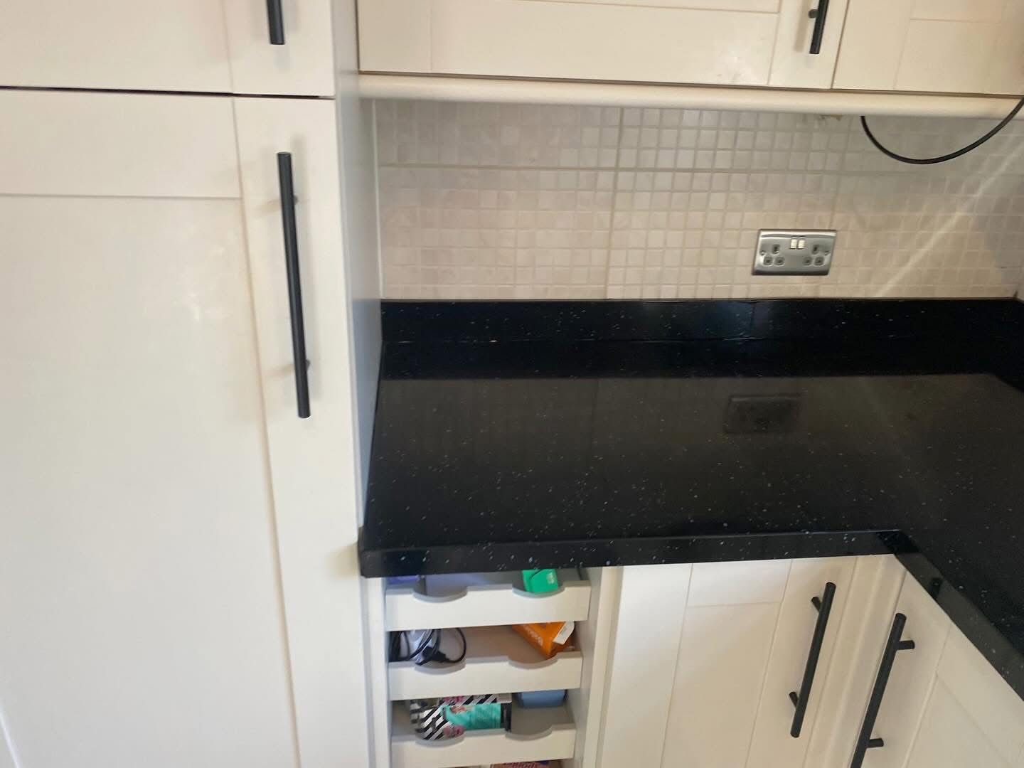 Black gloss L-shaped worktop