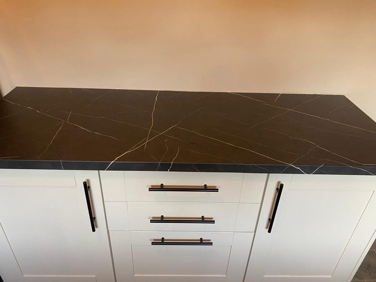 Dark marble island worktop